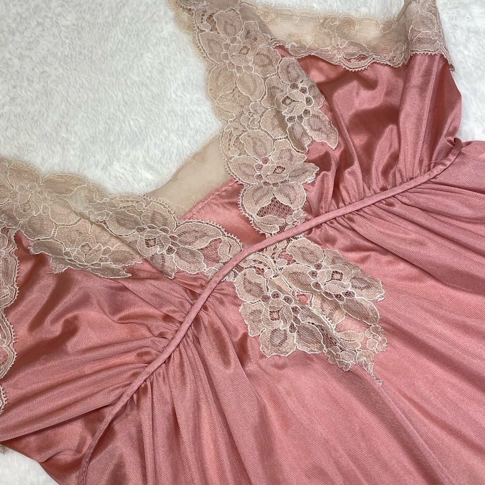Night gown and over robe with  beautiful lace trim by Kayser made in the 70’s.